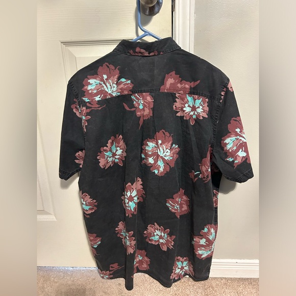Rip Curl floral mens button short sleeve shirt. Size XL used. Black. - Picture 2 of 5